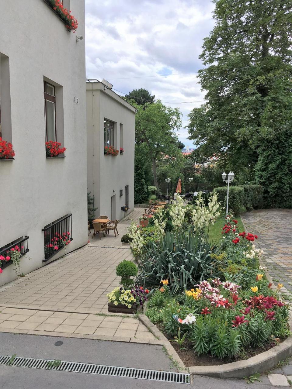 Pension Jana - Domov Mladeze Prague Exterior photo