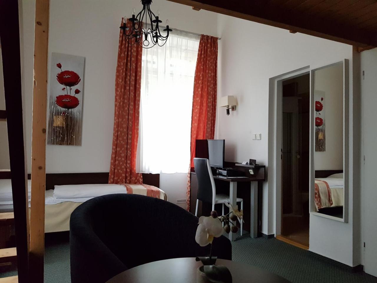 Pension Jana - Domov Mladeze Prague Exterior photo