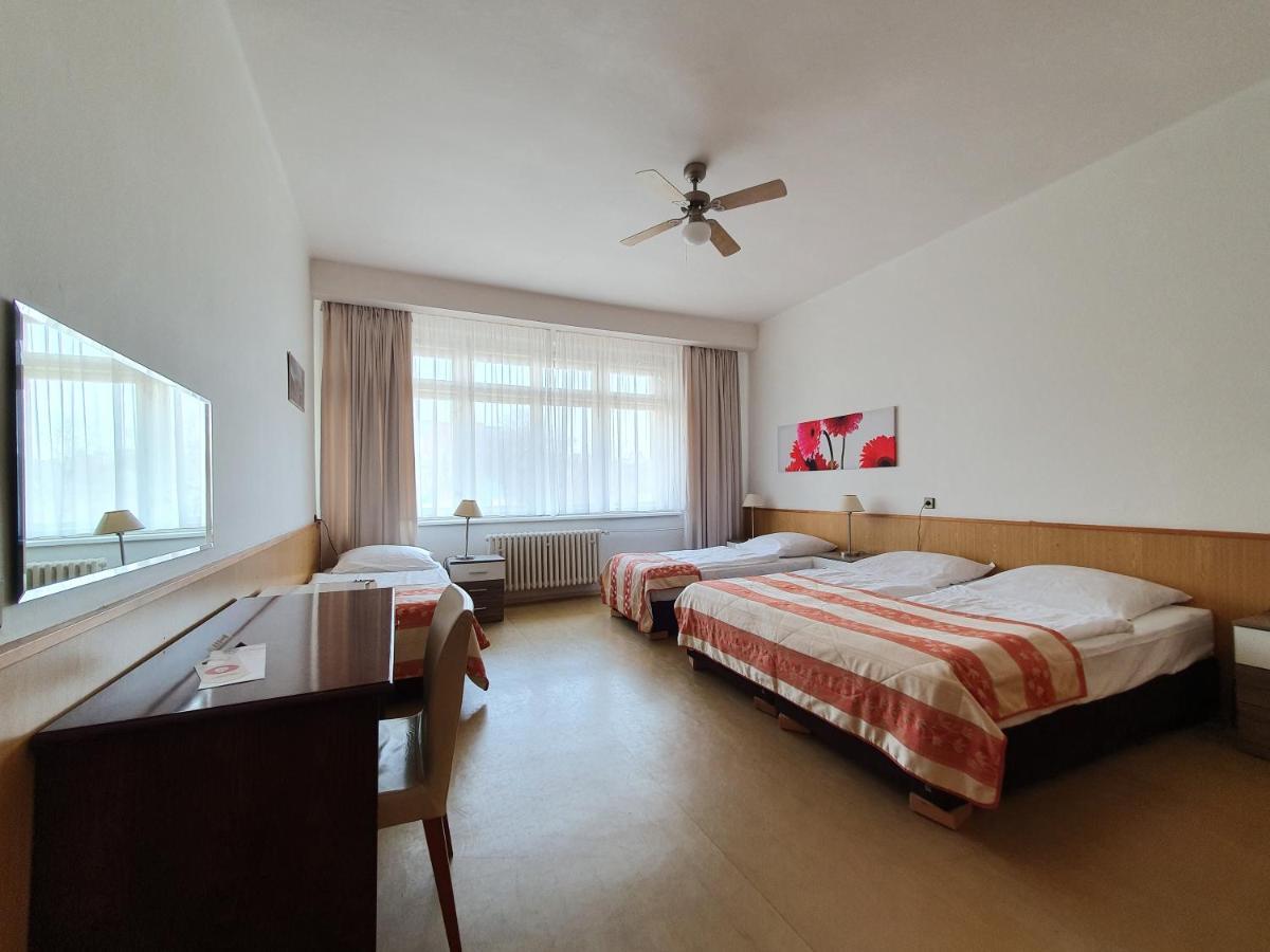 Pension Jana - Domov Mladeze Prague Exterior photo