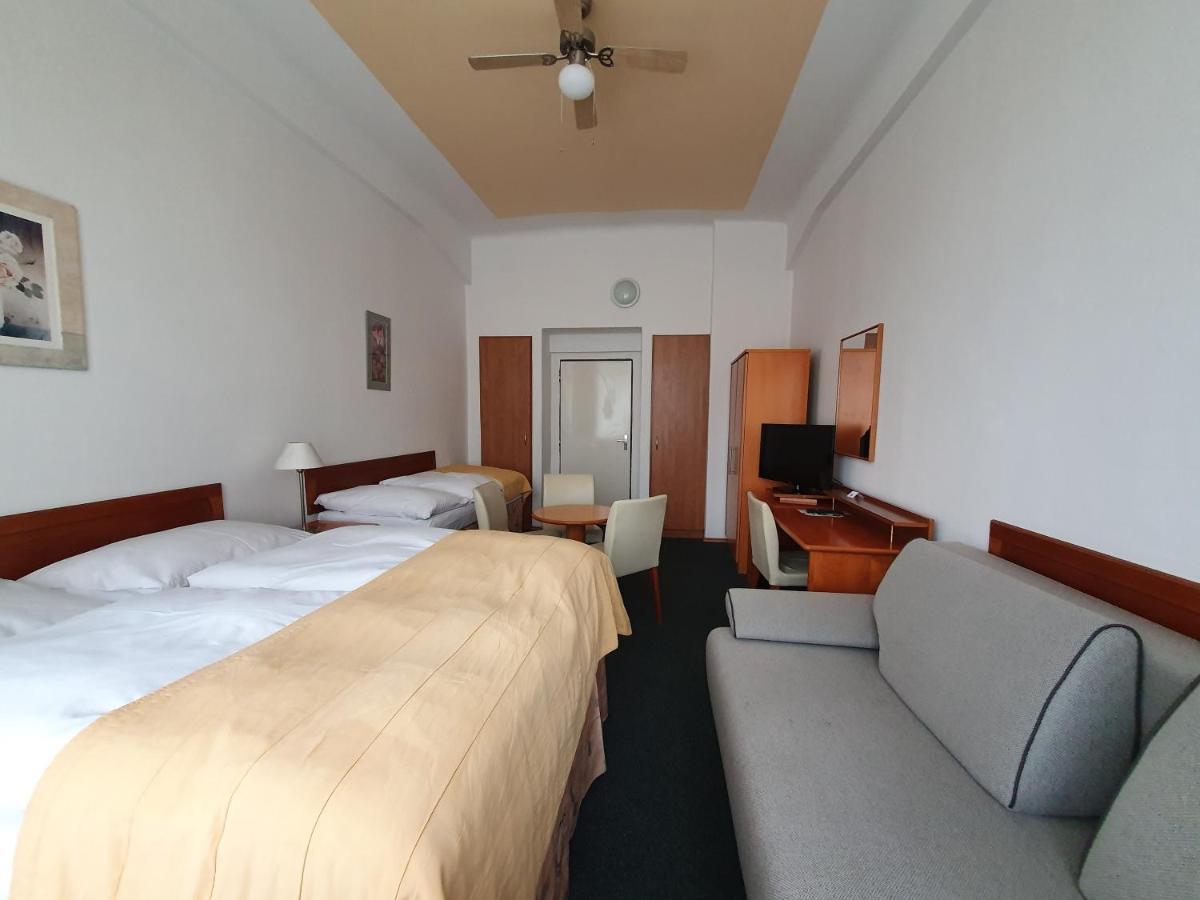 Pension Jana - Domov Mladeze Prague Exterior photo